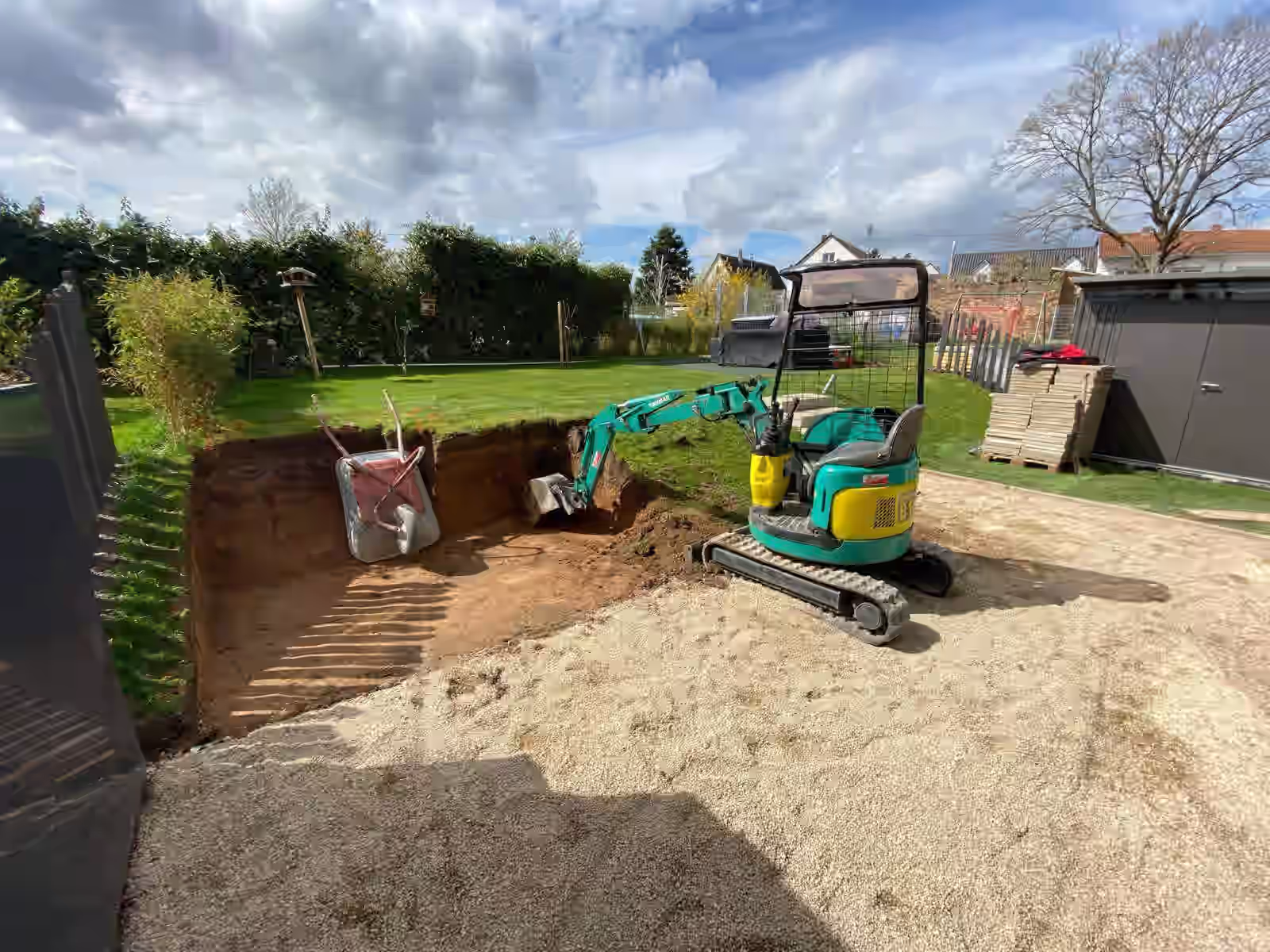 Moderne Außentreppe als Zugang zum Gartenbereich