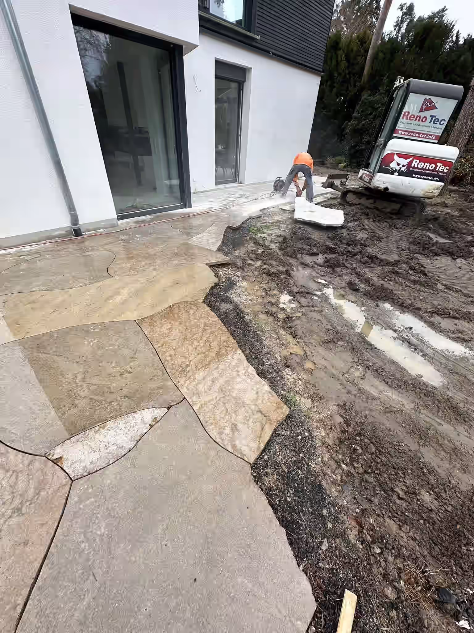 Großzügige Terrassengestaltung nach einer RenoTec Sanierung