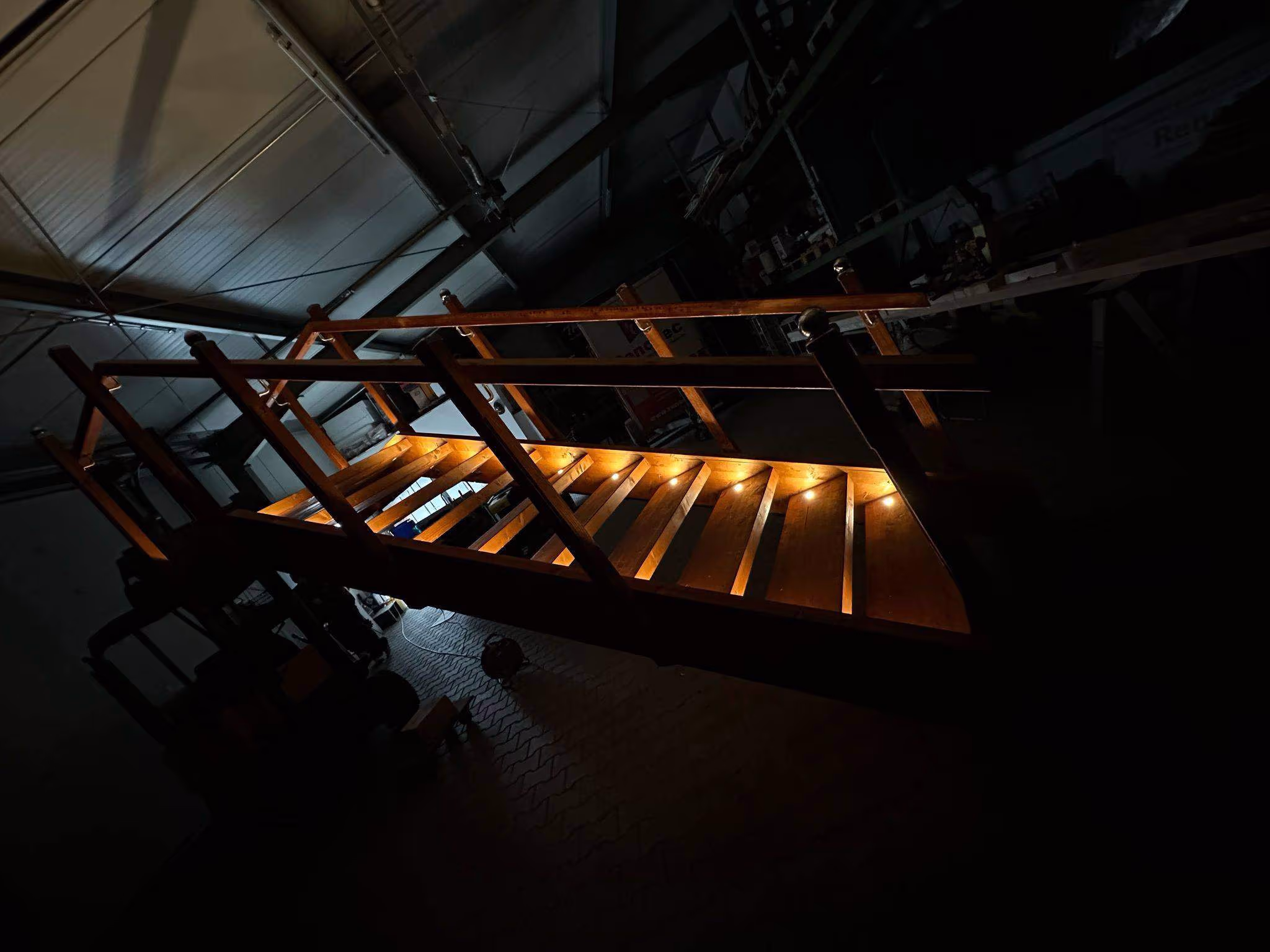 Seitenprofil einer maßgefertigten RenoTec-Außentreppe aus hochwertigem Holz