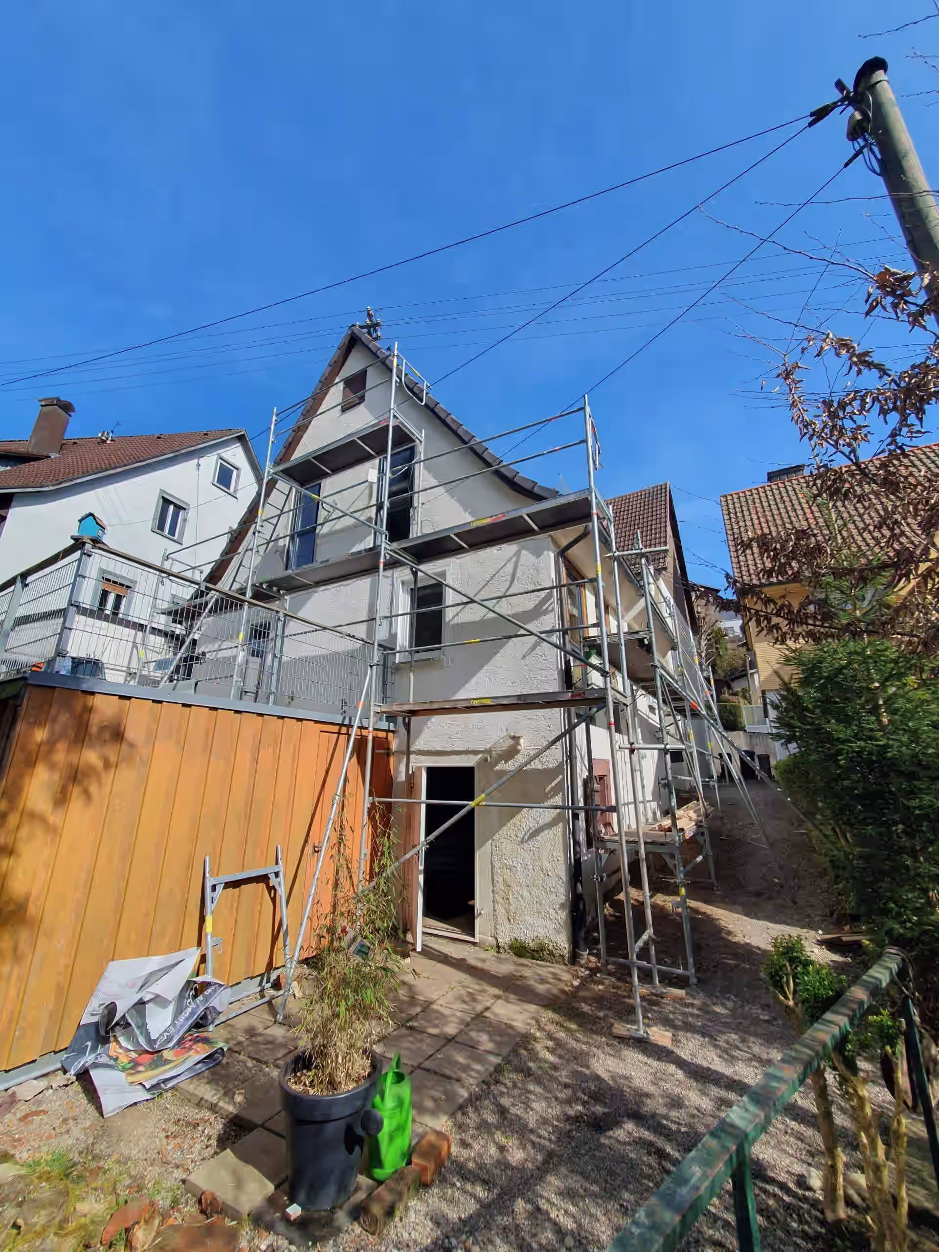 Laufende Fassadenbau-Arbeiten an einem Wohngebäude durch das RenoTec Team im Rhein-Neckar-Kreis