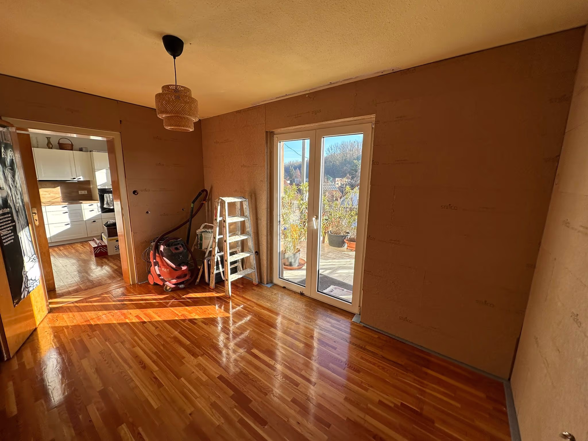 Fachgerechte Innendämmung in einem Wohnzimmer durch RenoTec Fassadenbau in Lobbach