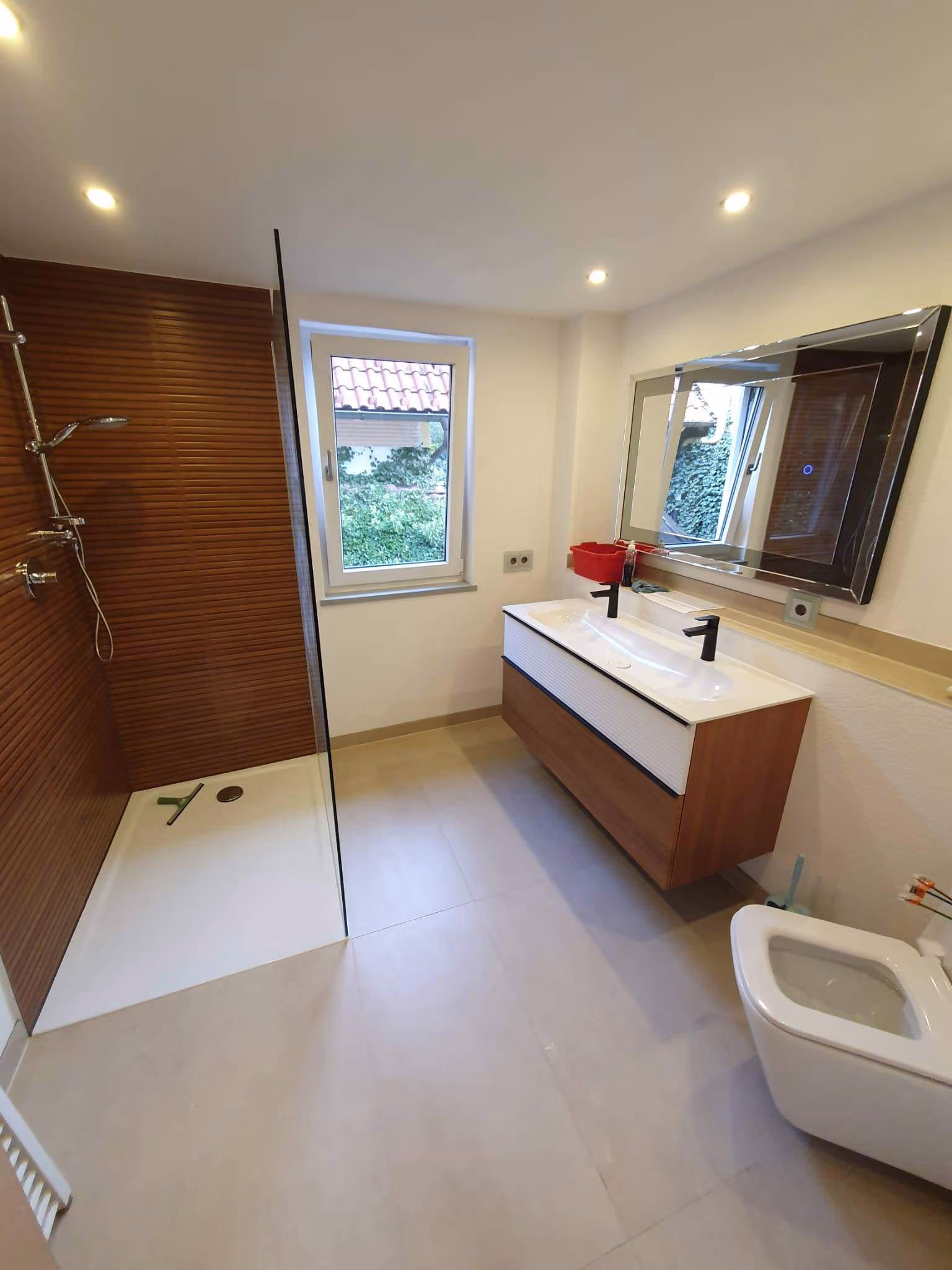 Luxuriöses Badezimmer mit moderner Ausstattung nach der Komplettsanierung