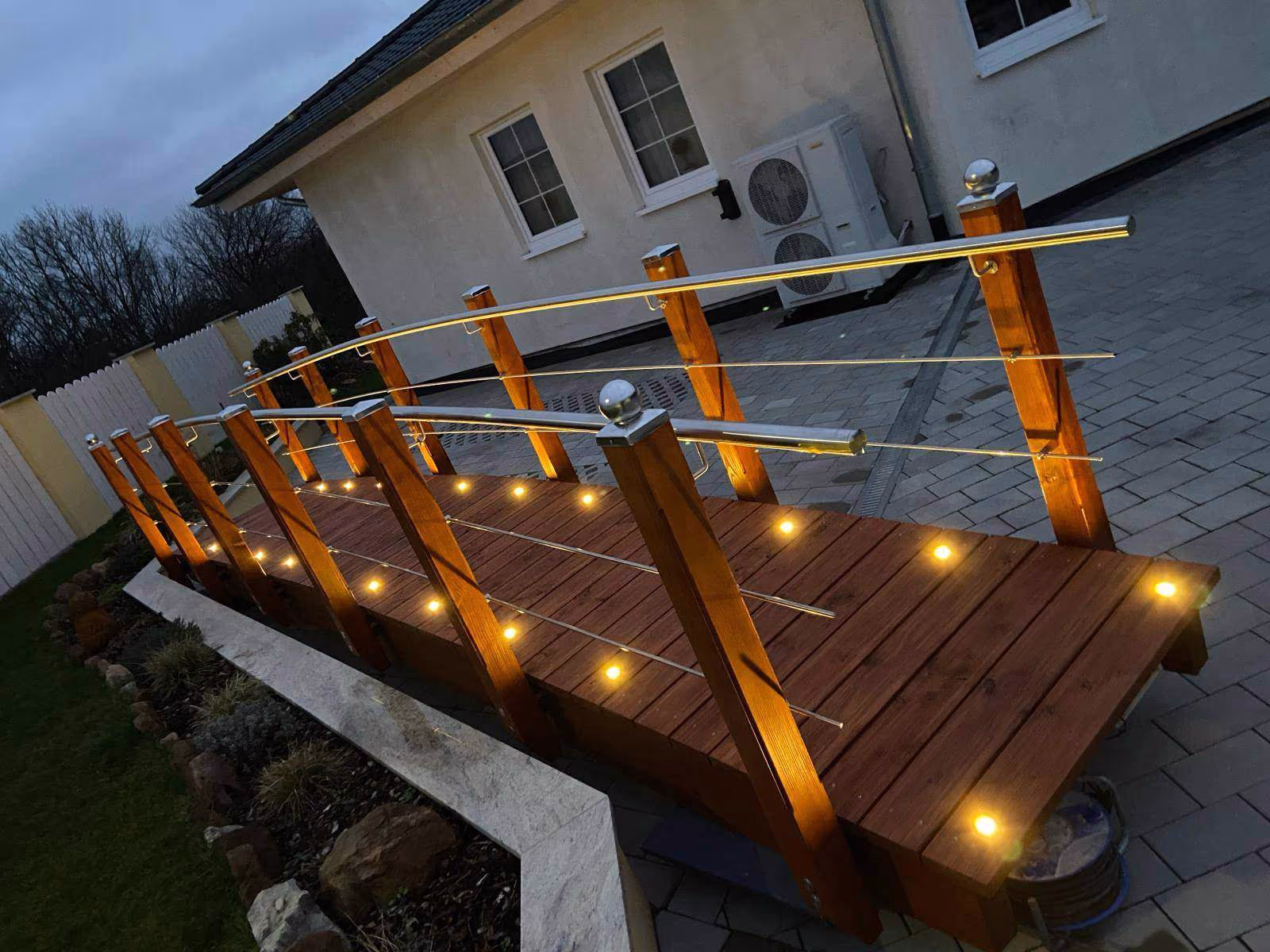 Rohbau einer massiven Teichbrücken-Konstruktion aus langlebigem Holz