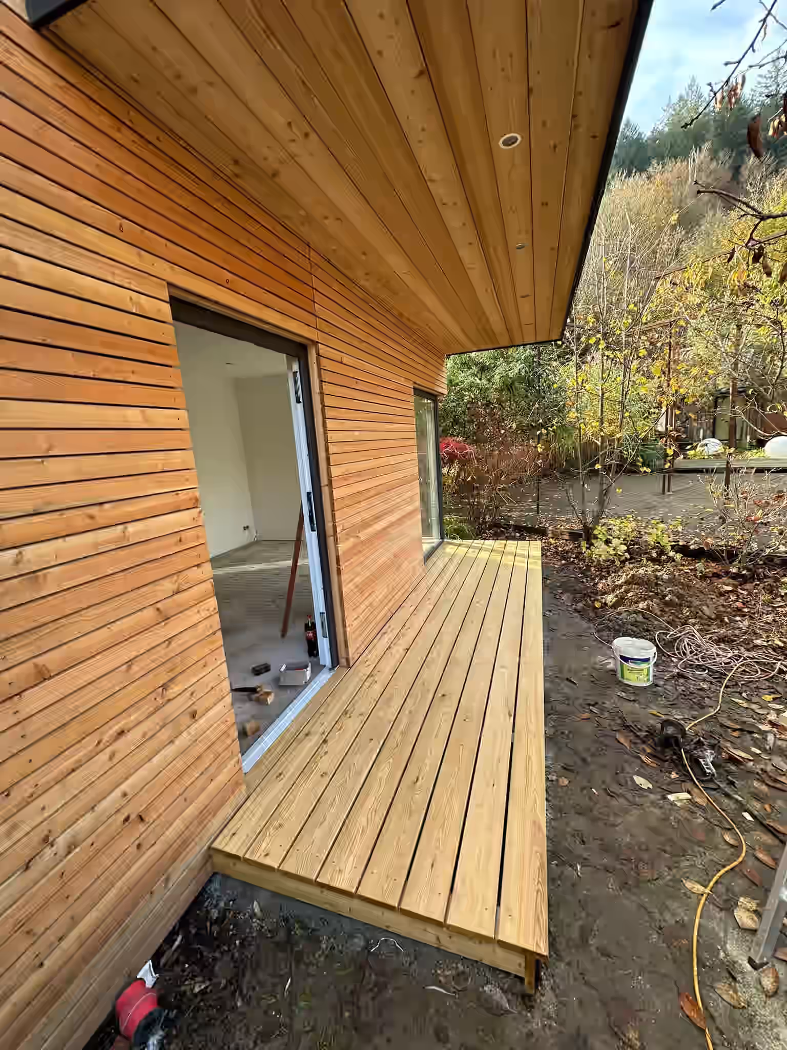 Modernes RenoTec Tinyhouse mit großer Holzterrasse