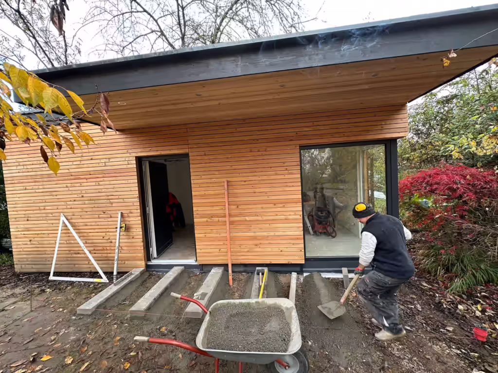 Tinyhouse während der Bauphase der Außenterrasse