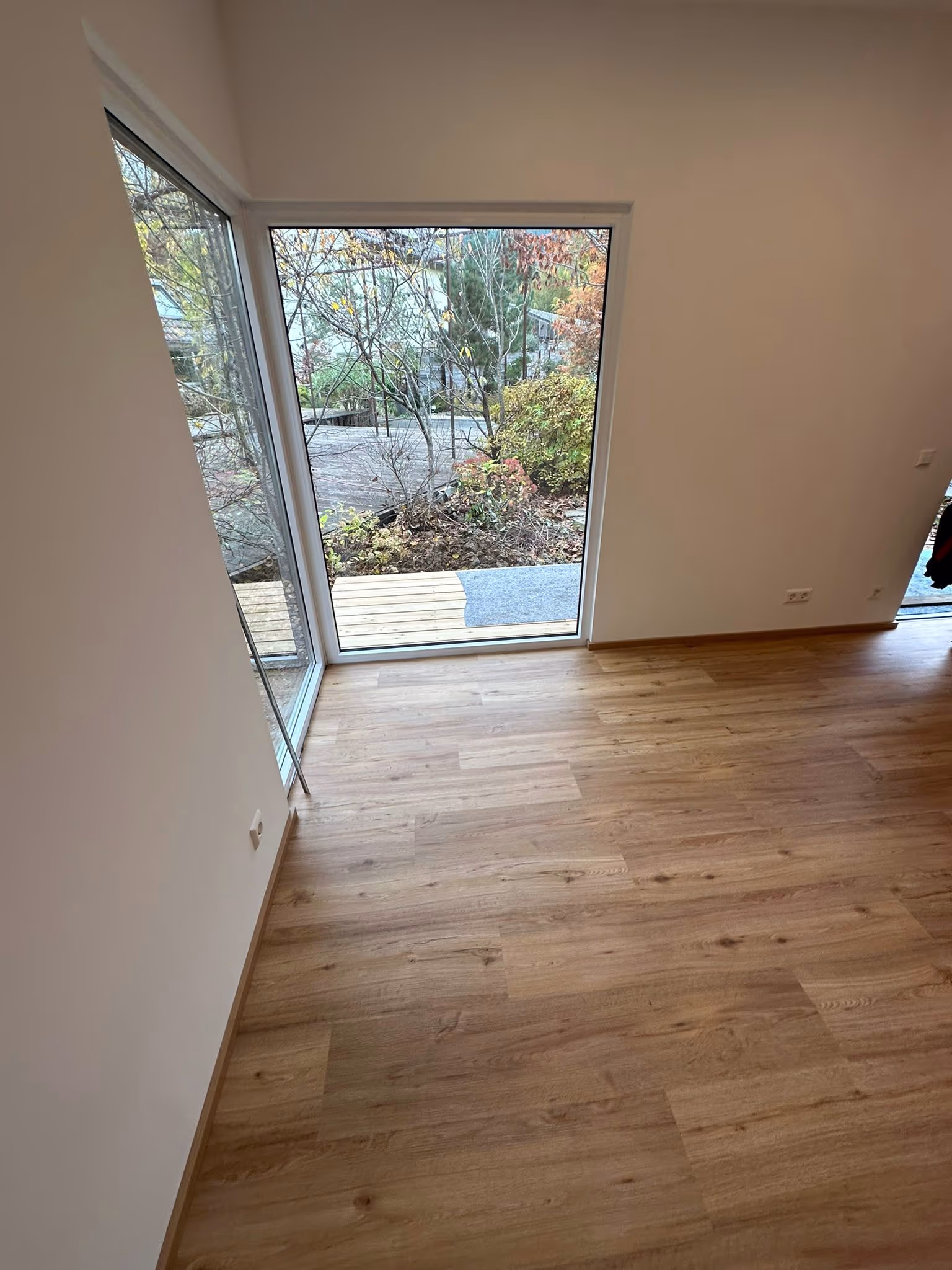 Ein von RenoTec renoviertes Haus mit gepflegtem Garten und Außenanlagen